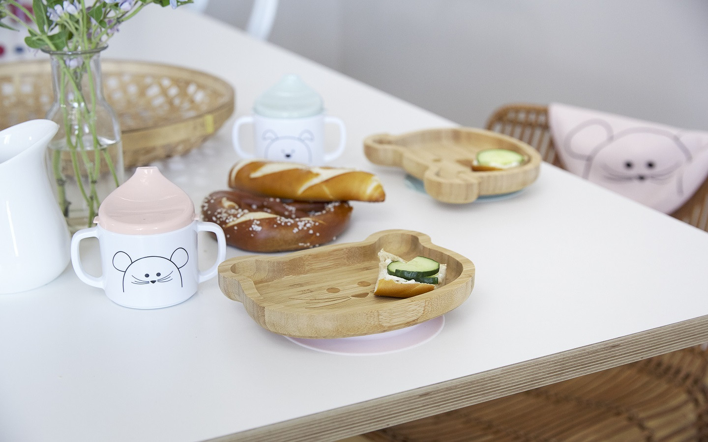Snack plates made of bamboo