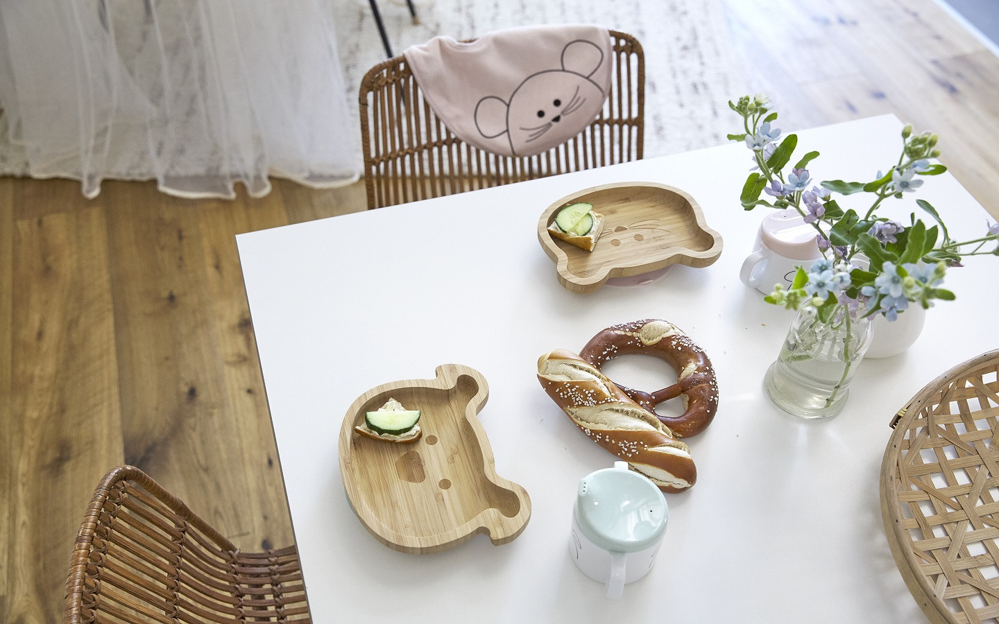 Snack plates made of bamboo